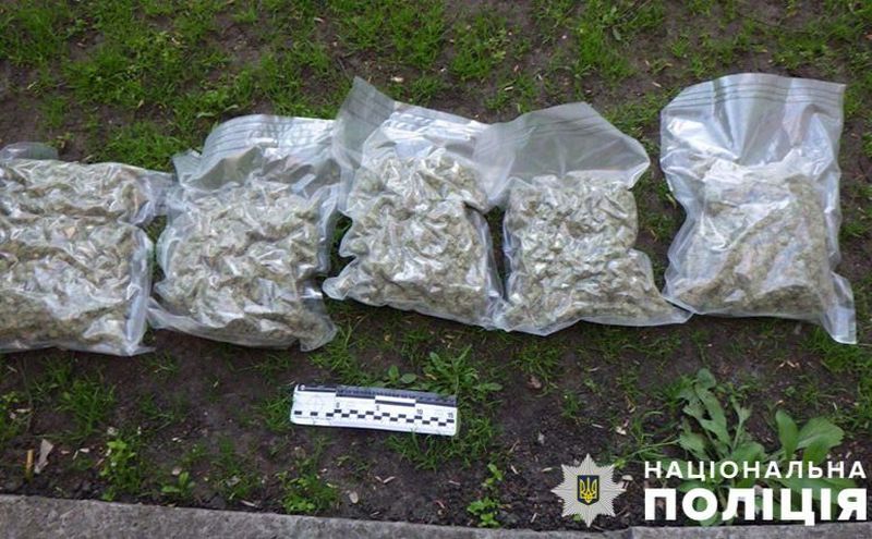 У Подільському районі затримали 25-річного киянина із кілограмом канабісу