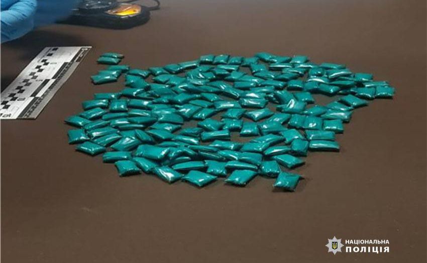 Поводився підозріло: на Солом’янці затримали чоловіка з десятками упаковок наркотиків (ФОТО)