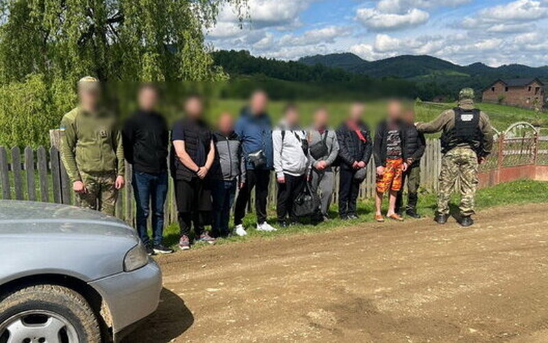 «Втрамбувались» у три яруси: прикордонники затримали автомобіль з ухилянтами