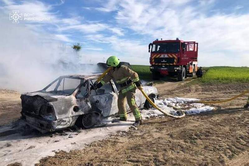 На Рівненщині чоловік заживо згорів у власному авто