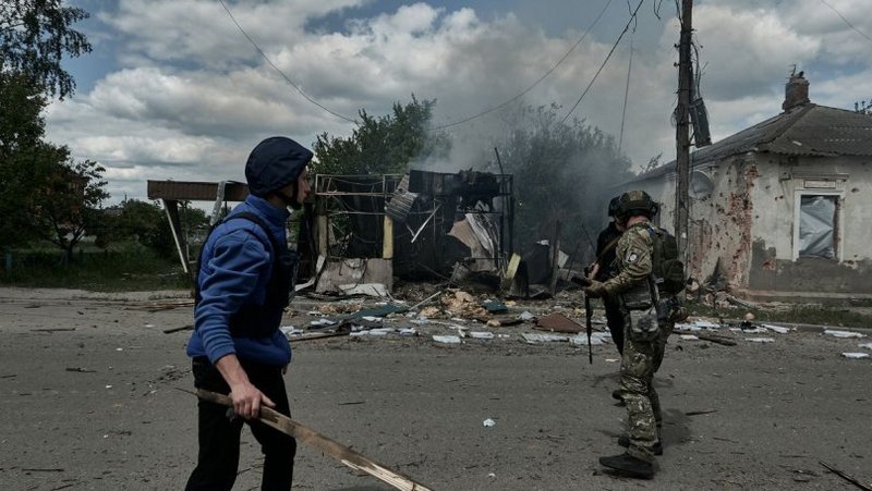 У Вовчанську окупанти вбивають та беруть у полон цивільних (ФОТО)