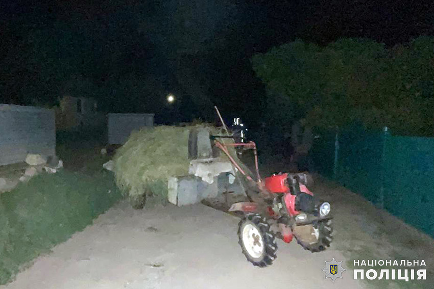На Хмельниччині загинув чоловік, який випав із причепу мотоблока