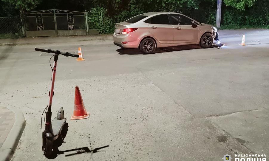 У Рівному 12-річні дівчата на електросамокаті врізалися в автівку (ФОТО)