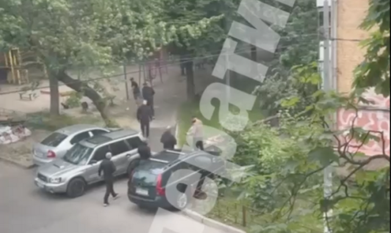 У Києві чоловіки в масках кидалися на пішоходів (ВІДЕО)