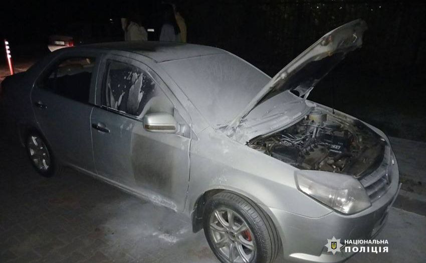 У Києві чоловік підпалив автівку вчительки свого сина