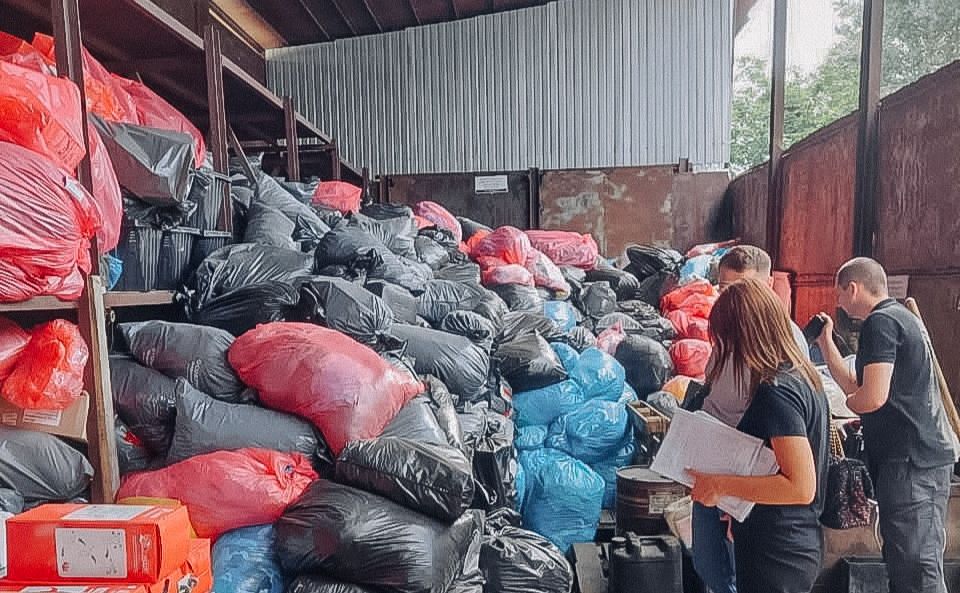 У Києві знайшли підпільний склад небезпечних відходів, які могли призвести до епідемії (ВІДЕО)