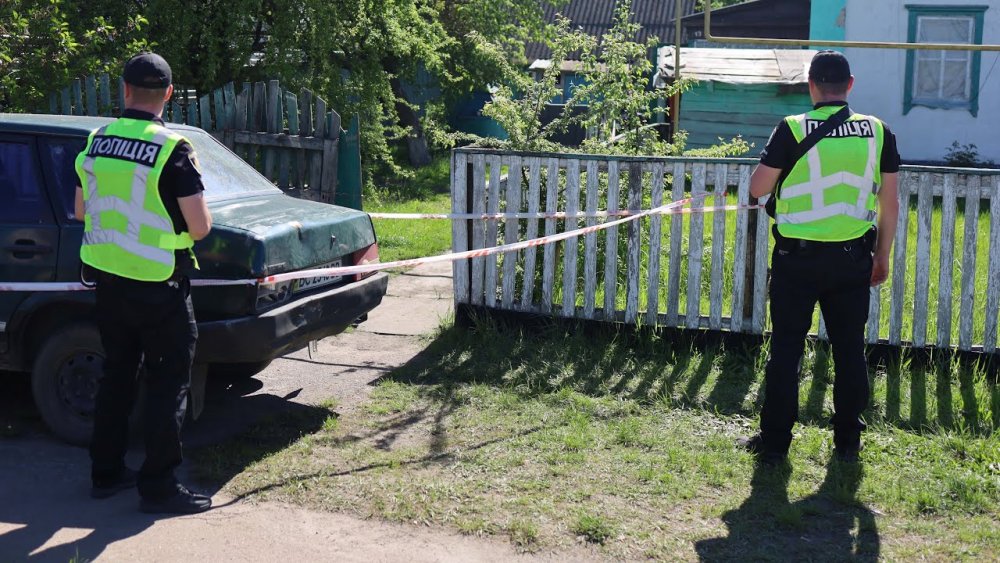 На Житомирщині чоловік застрелив дочку та дружину і сам скоїв самогубство (ФОТО)