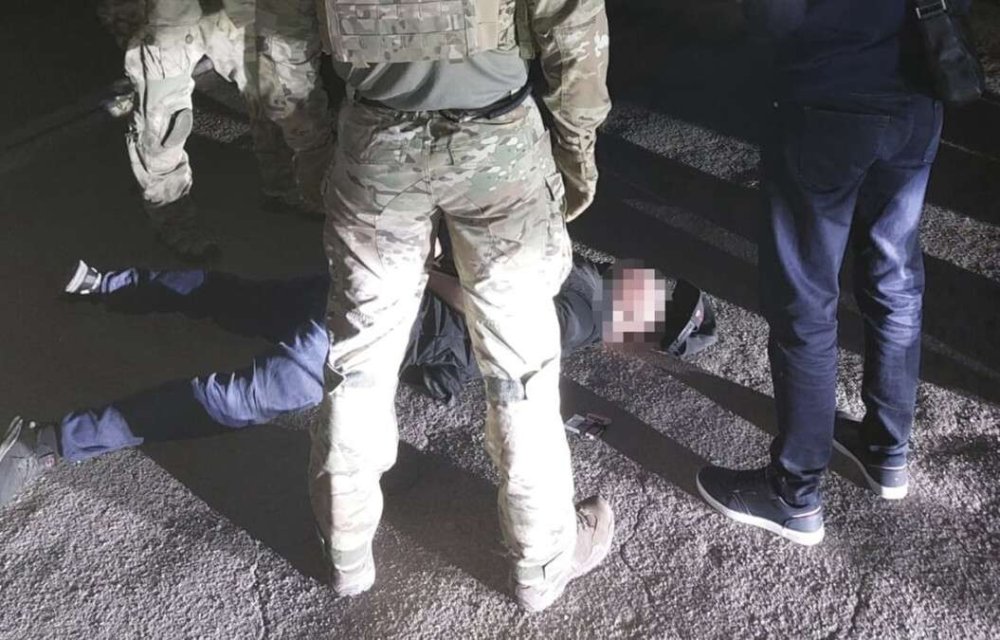 У Дніпропетровській області затримали кримінального авторитета, який «вибивав» гроші у працівника КП (ФОТО)
