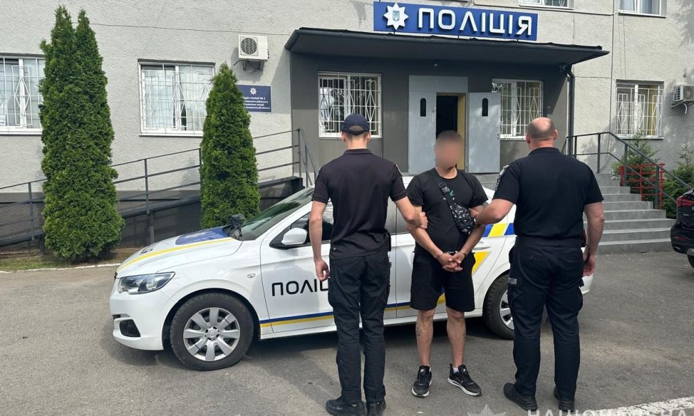 Йшов по місту з гранатою в руках: на Закарпатті затримали 23-річного чоловіка (ФОТО)