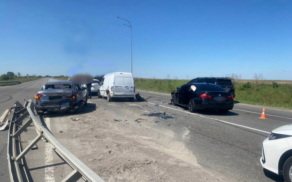 На Рівненщині внаслідок зіткнення 4-х автомобілів постраждали жінка та маленька дитина (ФОТО)