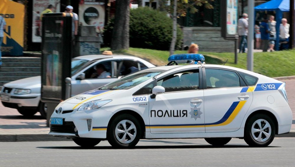 Агресивна жінка трощила в Києві припарковані авто