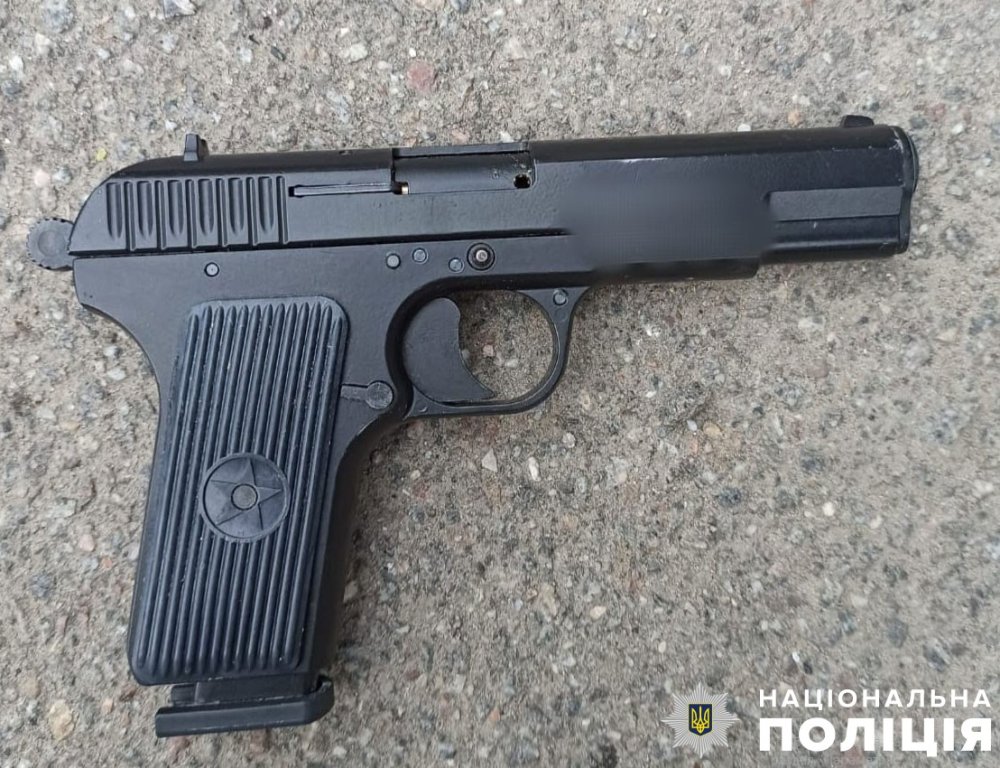 У Полтаві чоловік вчинив стрілянину на зупинці та був дуже швидко знайдений поліцією