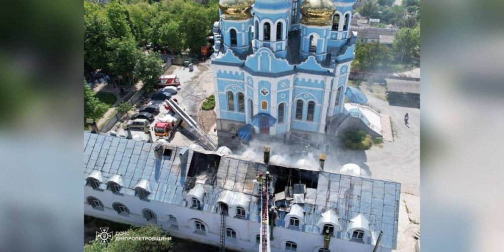 У Дніпрі загорівся будинок на території храму: є загибла (ФОТО)
