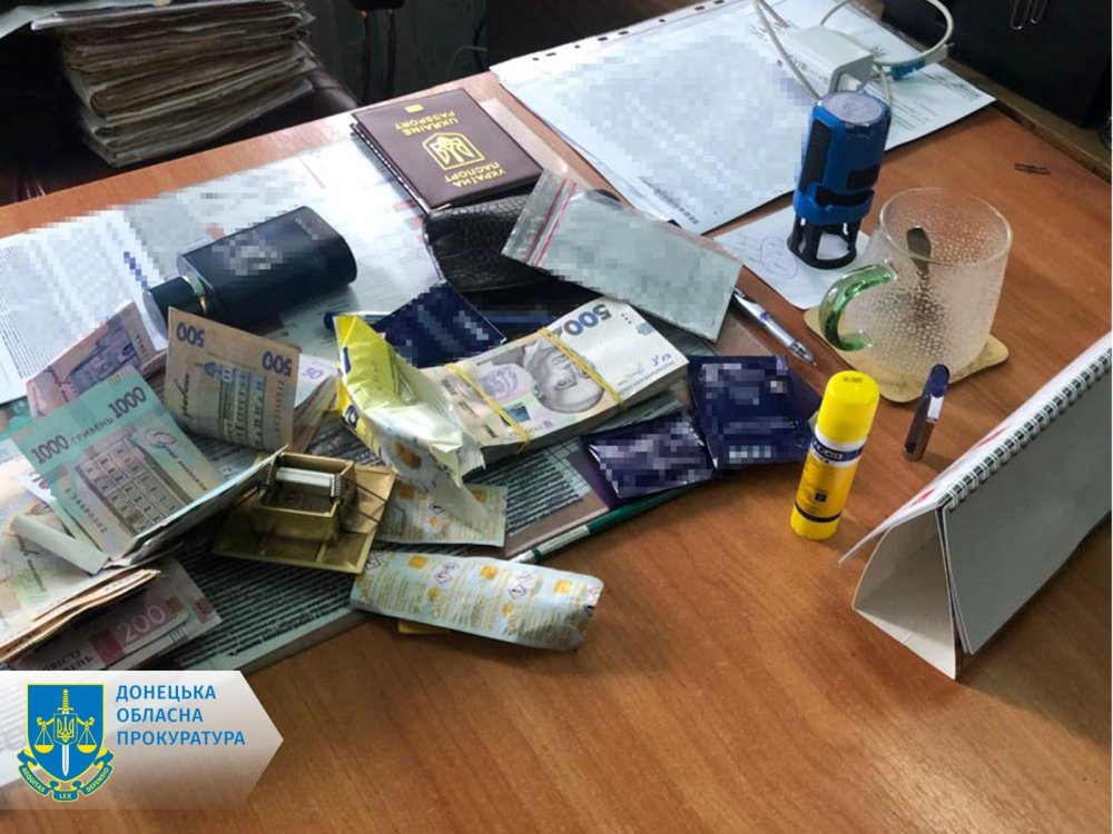 Голову ВЛК у Добропіллі викрито за вимагання хабаря від чоловіка з інвалідністю (ФОТО)