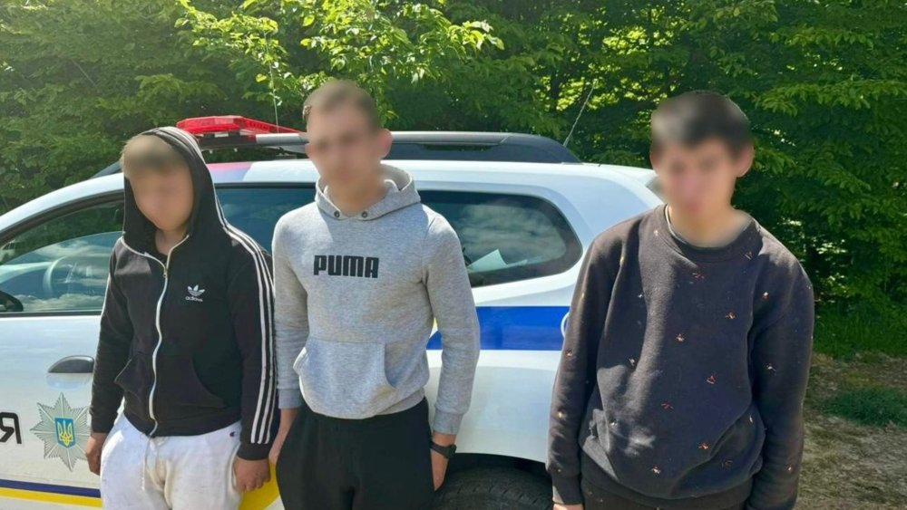 На Закарпатті молодики викрали авто та сховали його у лісі (ФОТО)