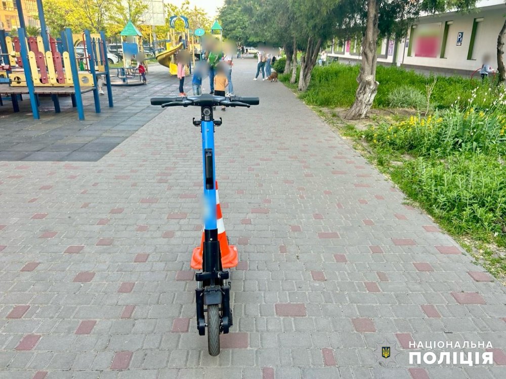 В Одесі 16-річна дівчина на електросамокаті збила маленьку дитину