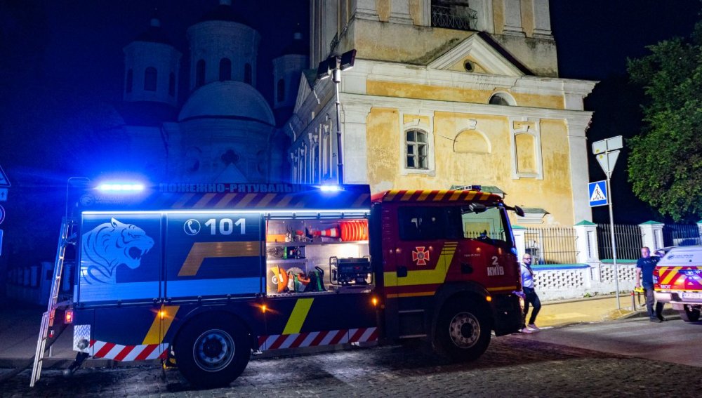 У Києві на території старовинного храму сталася пожежа (ФОТО)