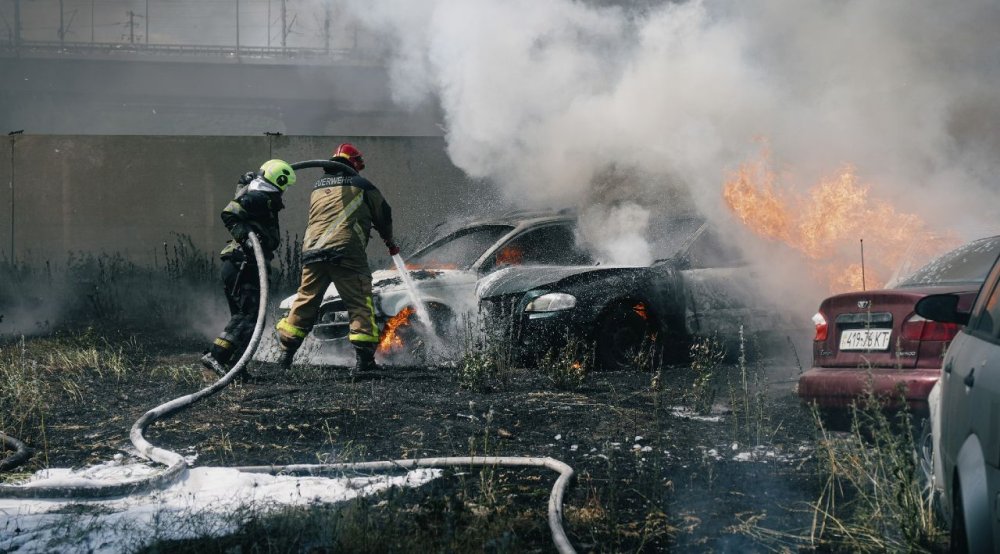 Масштабна пожежа у Києві: згоріли десятки автомобілів і байків (ВІДЕО)