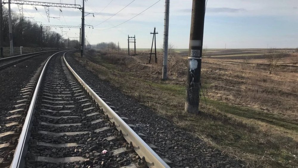 Хотіла перебігти залізничні колії: потяг збив 67-річну одеситку