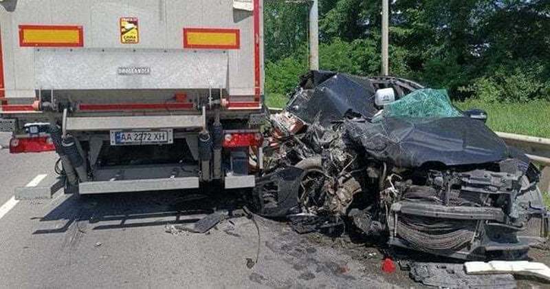 На Львівщині легковик врізався у фуру: загинула пасажирка
