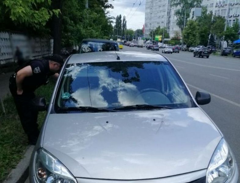 Киянин залишив маленького сина у спеку в зачиненому авто (ФОТО)