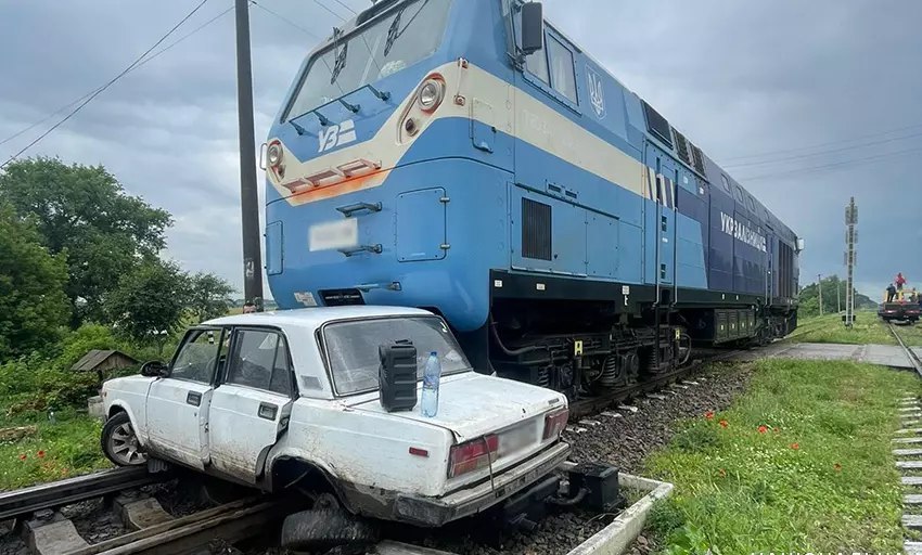 На Хмельниччині поїзд протаранив автомобіль на переїзді (ФОТО)