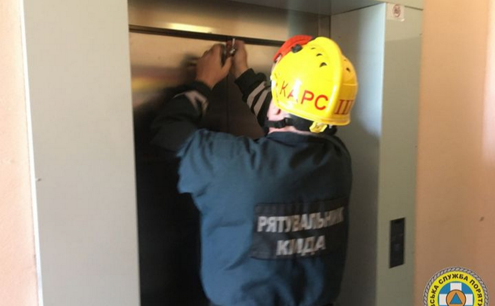 Уночі рятувальники КАРС звільнили з ліфта десятилітніх дітей у Шевченківському районі