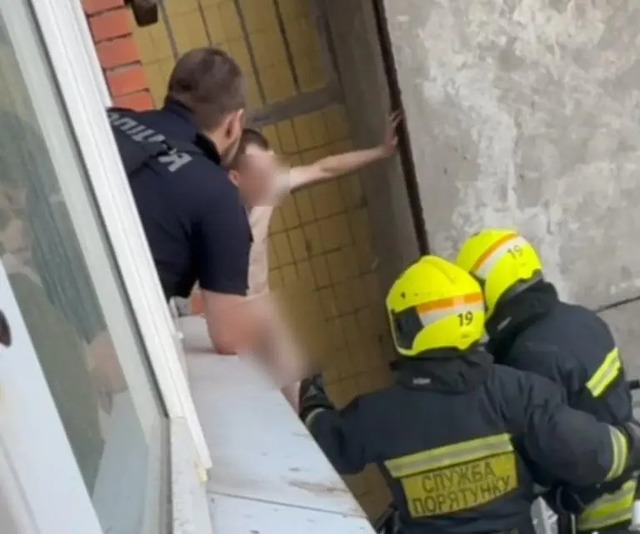 У Дніпрі голий чоловік ховався від СБУ на балконі (ФОТО)