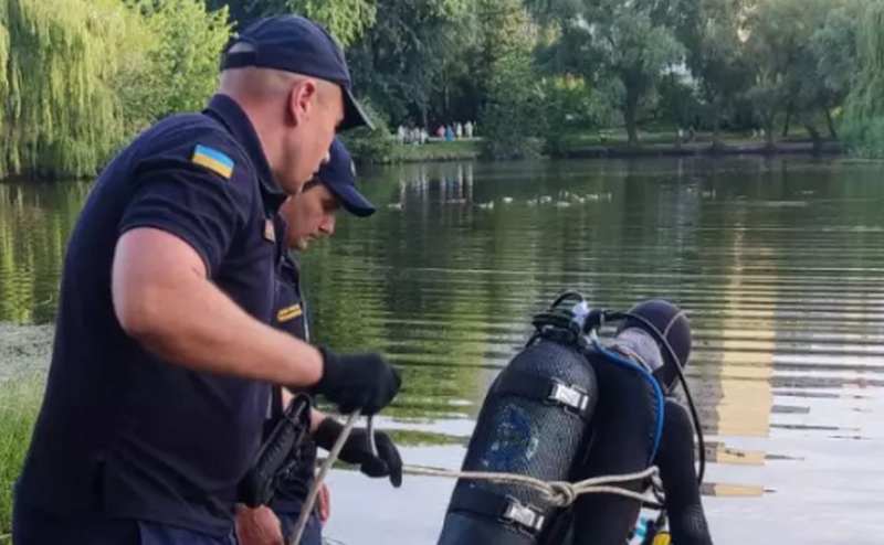 У столиці під час купання загинули дві людини