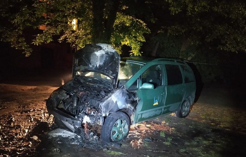 Поліція Кам’янського розслідує підпал автомобіля військовослужбовця