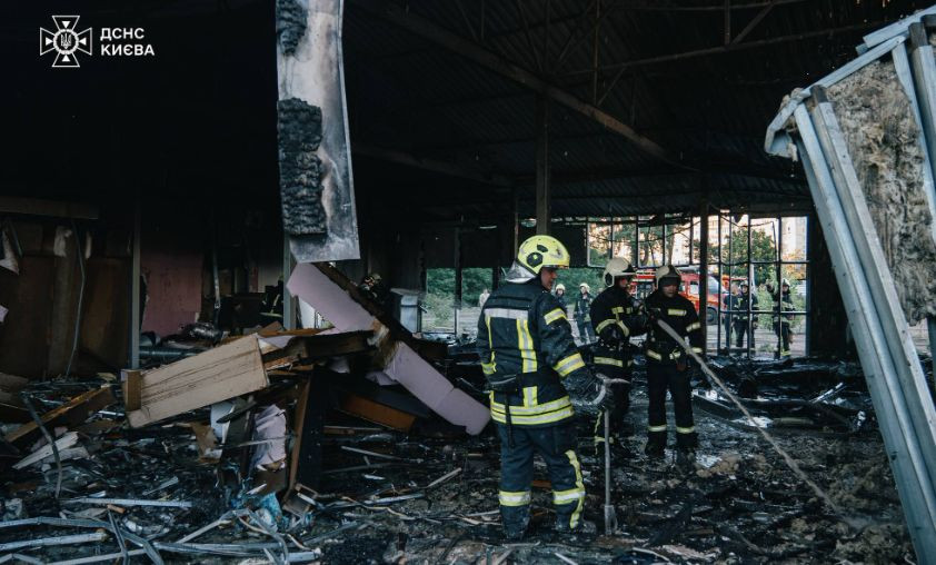 У Києві на території ринку сталася пожежа (ФОТО)