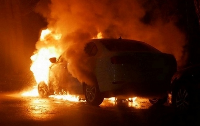 У Дніпрі невідомі підпалили автомобіль військового