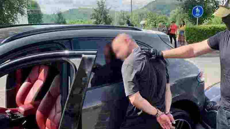 У Мукачеві затримали кримінального авторитета за напад з гранатою на будинок депутата (ФОТО)