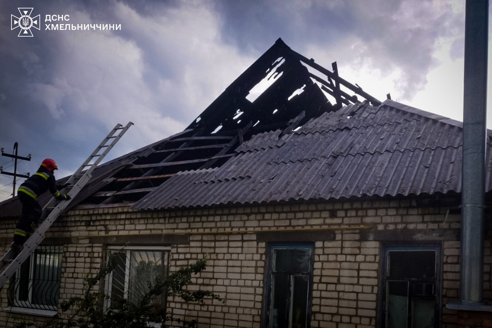 На Хмельниччина блискавка влучила в будинок і спалахнула пожежа (ФОТО)