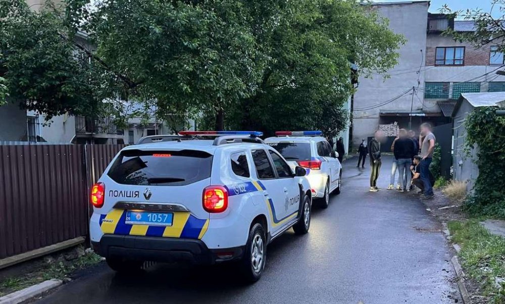 Погрожував підірвати гранату в готелі: у Коломиї поліцейські затримали озброєного чоловіка (ВІДЕО)