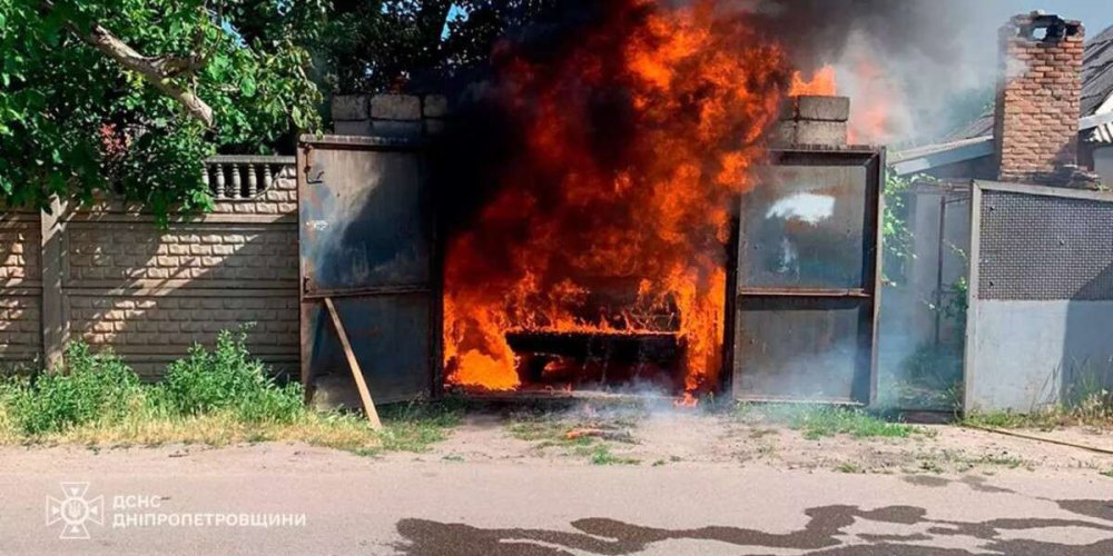 У Кривому Розі спалахнув гараж з авто всередині (ФОТО)