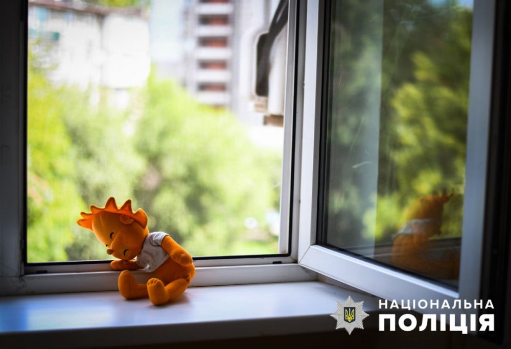 В Одесі 5-річна дитина ледь не випала з 5-го поверху