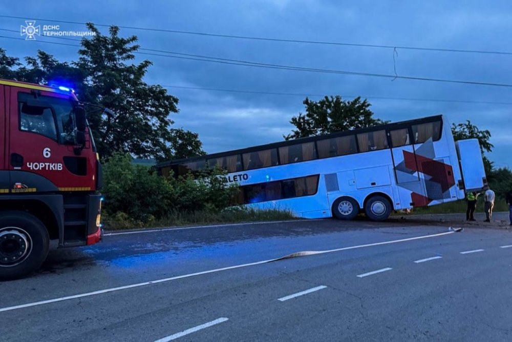 На Тернопільщині рейсовий автобус злетів у кювет (ФОТО)