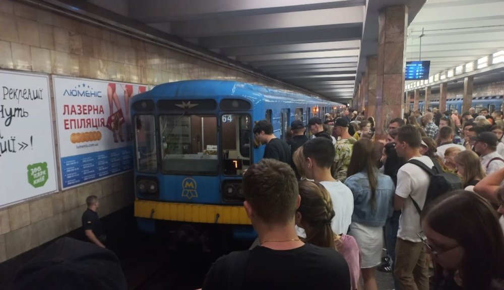 На станції метро «Контрактова площа» жінка впала під потяг