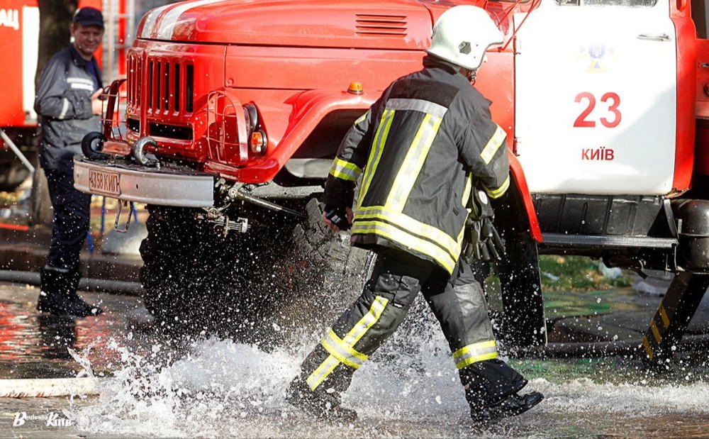 У Києві через пожежу людей знімали з п’ятого поверху будинку