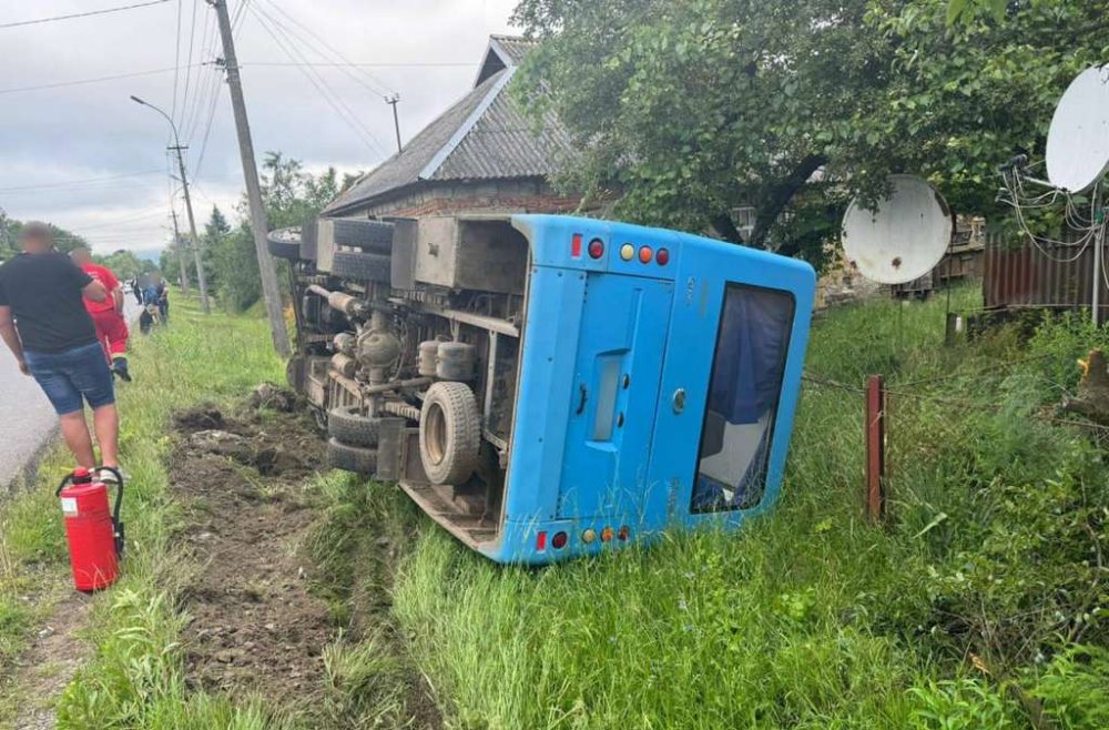 На Закарпатті перекинувся автобус із пасажирами, постраждали 11 людей (ФОТО)