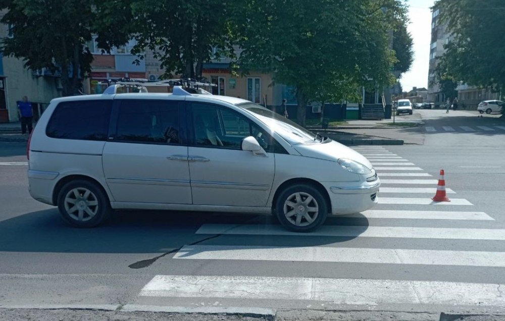 У Луцьку автомобіль Peugeot на пішохідному переході збив маленьку дитину