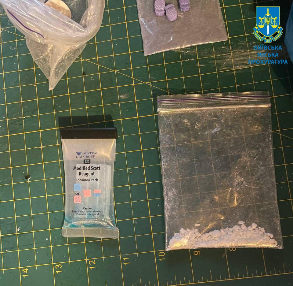 Отримували товар від виглядом косметики: у Києві повідомлено про підозру торговцям кокаїном (ФОТО)