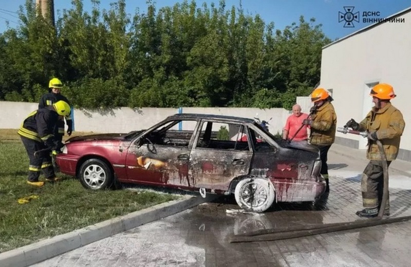 На Вінниччині на АЗС загорілося авто: що сталося (ФОТО)