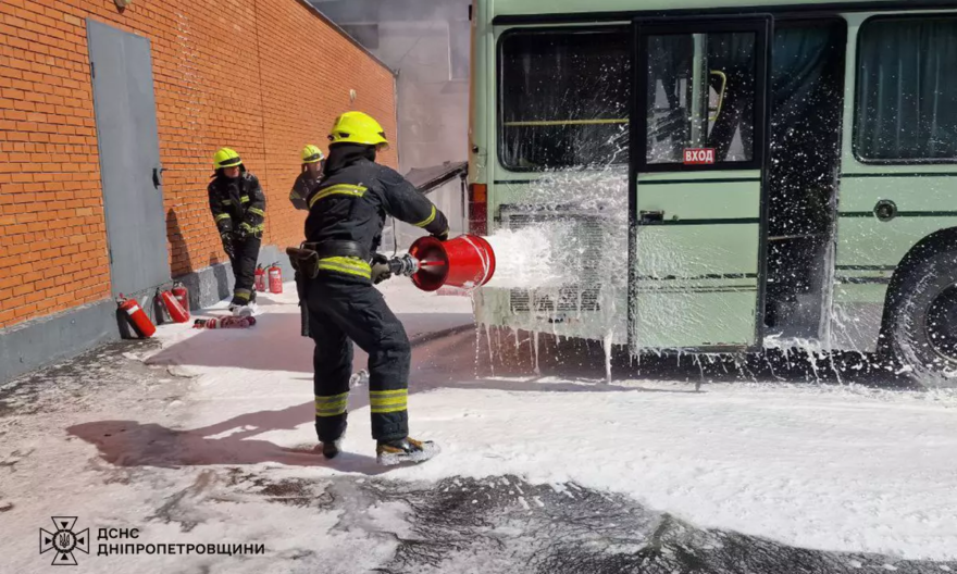 У Дніпрі на вулиці загорівся пасажирський автобус (ФОТО)