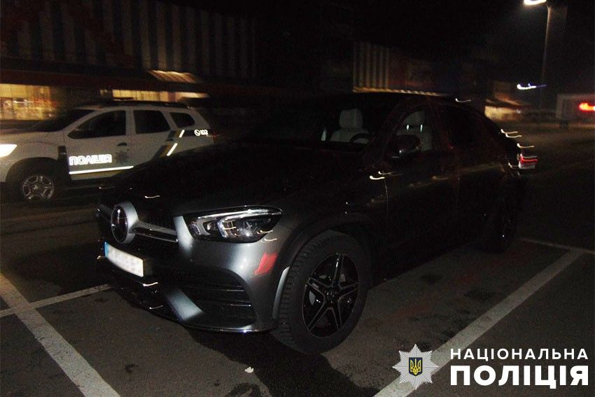 У Києві засудили розбійників, які на паркінгу ТРЦ напали з ножем на водія, щоб відібрати машину