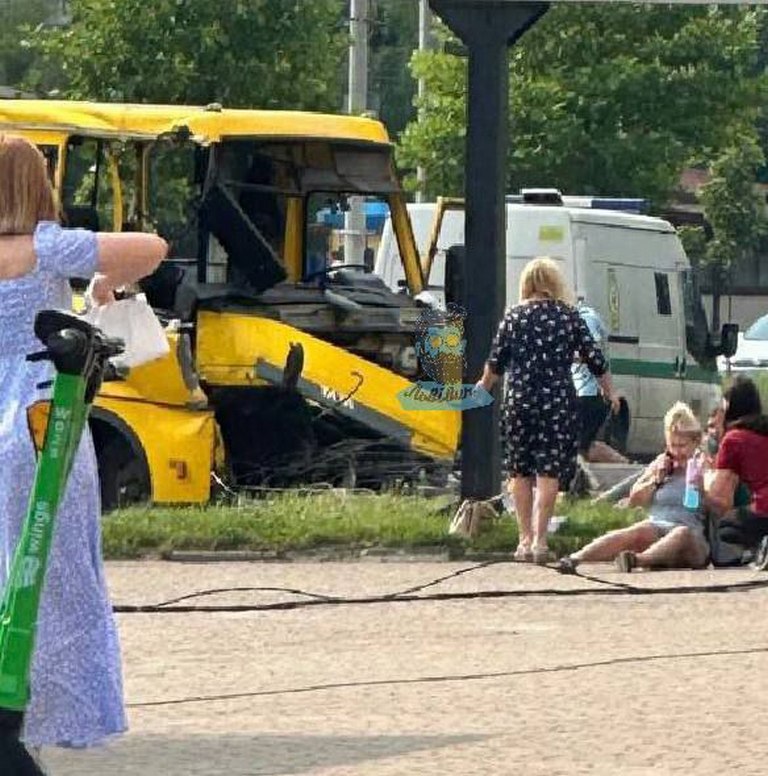 У Львові маршрутка врізалася в стовп: що відомо (ФОТО)