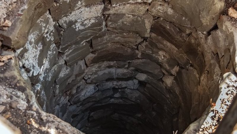 На Буковині рятувальники дістали з криниці тіло загиблої людини