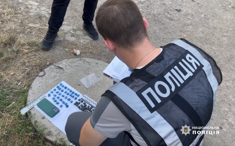 На Одещині поліцейські викрили та затримали цивільну пару, яка збувала наркотики (ВІДЕО)
