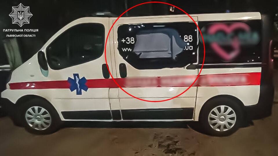 У Львові чоловік розбив вікно в авто медичної допомоги